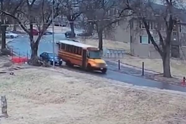 ŠKOLSKI AUTOBUS JURIO LEDENIM PUTEM: Vozač je potpuno izgubio kontrolu i dogodio se UŽAS (VIDEO)