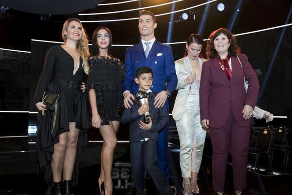 NAKON GUBITKA BRATANCA RONALDOVA SESTRA POMENULA PREMINULOG OCA - Poslala snažnu, srceparajuću poruku!