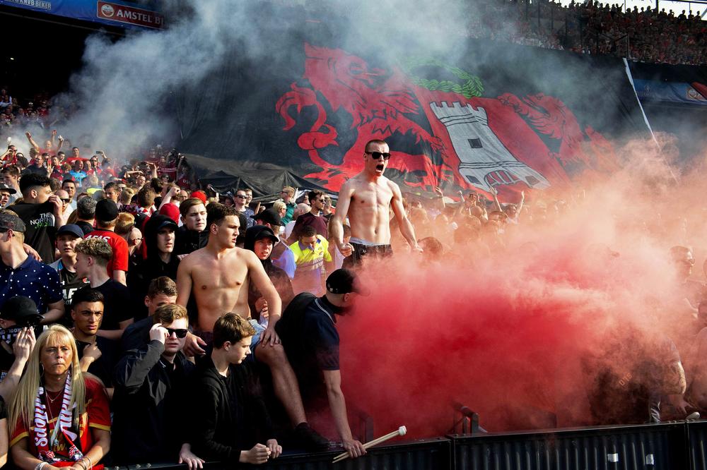 NAVIJAČI FEJNORDA SU LOŠE PRORAČUNALI: Pravili sačekušu autobusu sa fudbalerima Ajaksa, ali on otišao na drugi ulaz