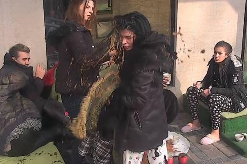 NEZAPAMĆENA SVAĐA U PAROVIMA: Ukućanke se polivale VRELOM KAFOM! Zbog pometnje je reagovala i HITNA POMOĆ! (VIDEO)
