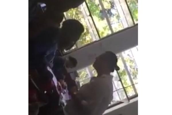 UČENICA BESNO GURNULA STO NA NJU! Zbog svoje šokantne reakcije, profesorka je dobila OTKAZ! (VIDEO)