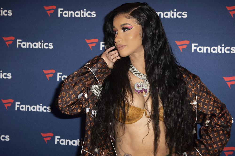 POKRENUTA ISTRAGA PROTIV KARDI BI: Devojka koju je POGODILA MIKROFONOM sve PRIJAVILA POLICIJI, ovo su svi DETALJI