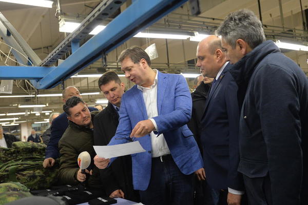 VUČIĆ POSETIO FABRIKU U VRANJU: Jako sam srećan i ponosan kada vidim kako radite, a imaćete i veće plate!