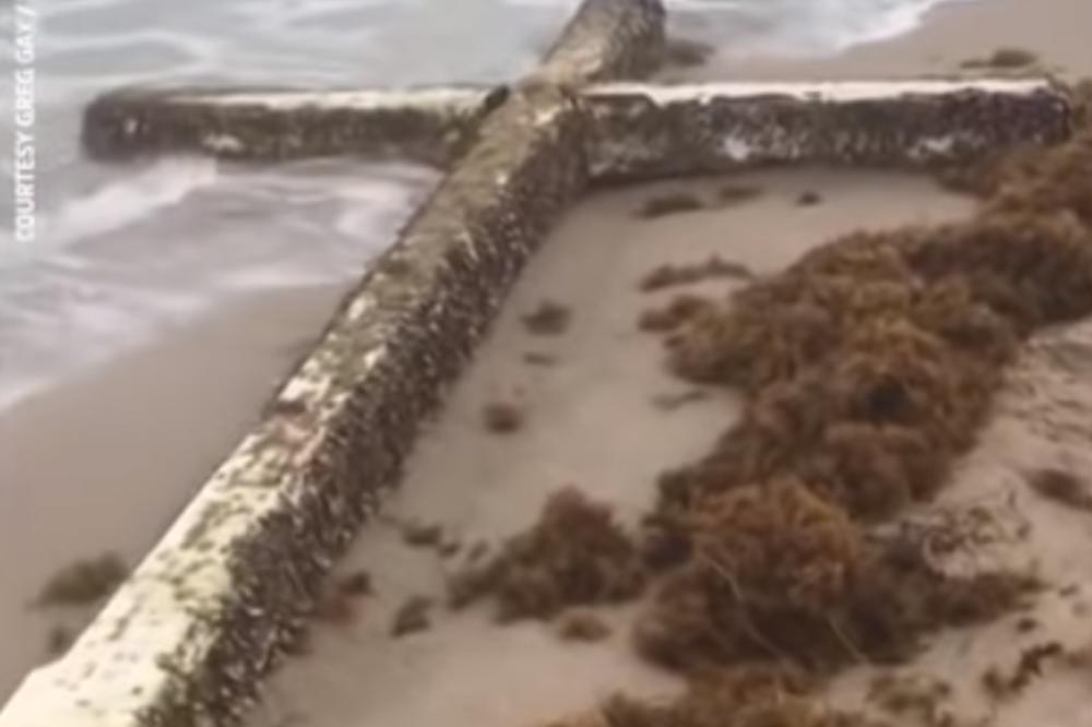 OVO JE SVETI ZNAK: More izbacilo džinovski KRST od drveta star mnogo vekova, vernici se okupljaju! (VIDEO)