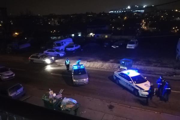 POLICIJA BLOKIRALA ULICU U BEOGRADSKOM NASELJU: Veliki broj vozila vrši uviđaj! (FOTO)