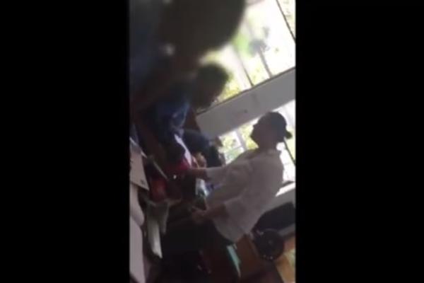 PRVO SU SE POSVAĐALE OKO MOBILNOG, A ONDA JE PERJE POČELO DA LETI! Profesora i učenica u neviđenoj tuči (VIDEO)