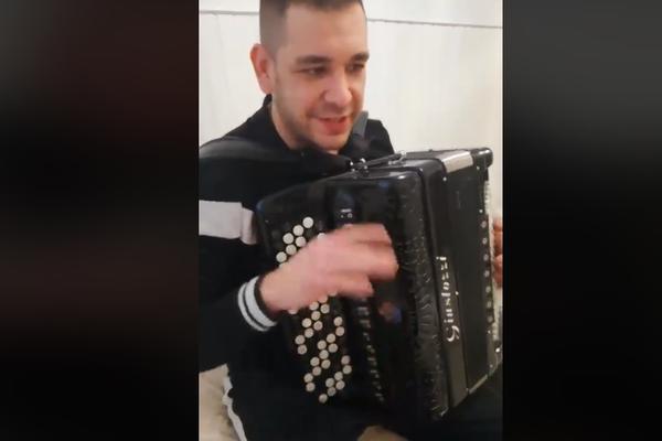 AKO NEKO UJEDINI BIVŠU JUGU, BIĆE TO ON: Poslušajte samo kako svira poznatu pesmu na svim našim jezicima (VIDEO)