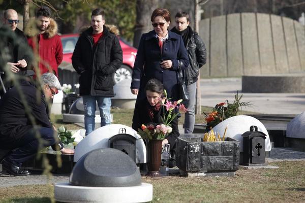 GODIŠNJI POMEN GLOGOVCU: Supruga je u rukama nosila samo jednu stvar, a dvojica sinova doneli su... (FOTO)