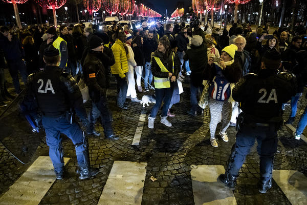NOVI PROTEST ŽUTIH PRSLUKA, SUKOB S POLICIJOM! Haos na Jelisejskim poljima