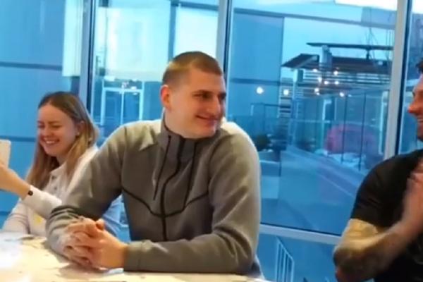 OBRADOVAO SE KAO POZIVU REPREZENTACIJE: Urnebesni komentari na Jokićevu reakciju kada je uvršten u tim za Ol-star!