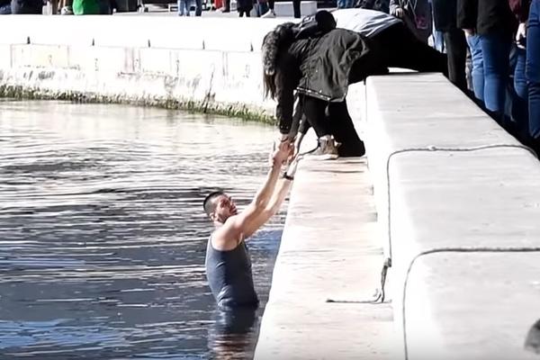 MORAO DA BACI MAJICU ZVEZDE: Dok su jedni pokušavali da pomognu vaterpolisti, drugi su vikali - On je četnik!