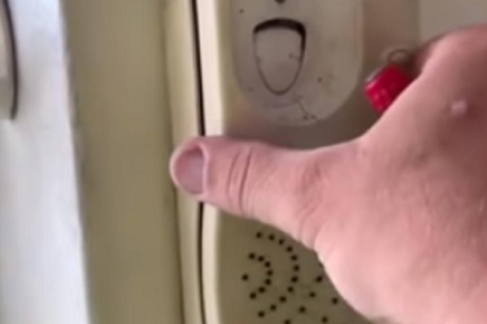 ZANIMALO GA JE ŠTA TO IMA ISPOD INTERFONA: Kada ga je otvorio ugledao je NAJGADNIJU STVAR IKADA! (VIDEO)