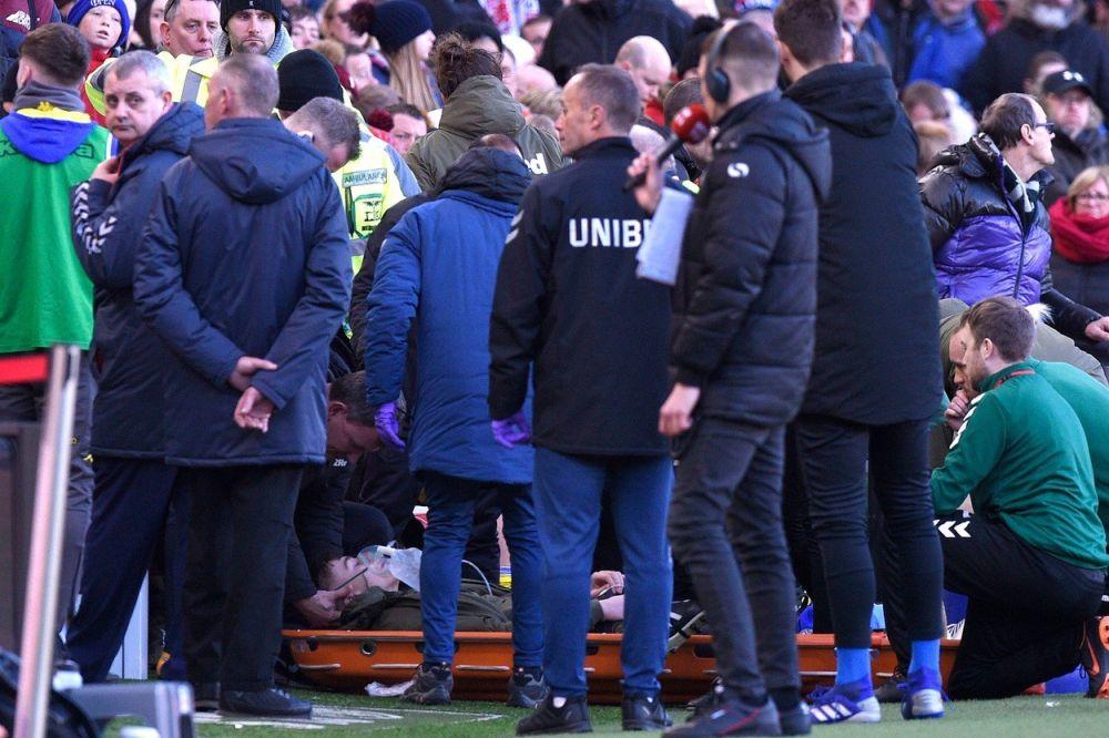 DRAMA NA KLUPI ZA REZERVE: Fudbaler (18) se samo srušio, na nosilima ga izneli i prevezli u bolnicu!