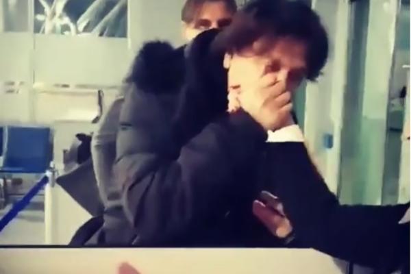 PROCUREO SNIMAK ZDRAVKA ČOLIĆA: Peva devojci na uvce, pa je LJUBI pred svima! (VIDEO)