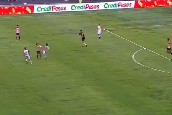 MORTAL KOMBAT FUDBAL: Krvnički start argentinskog fudbalera! Ovo je za zatvor, a ne samo za crveni karton!