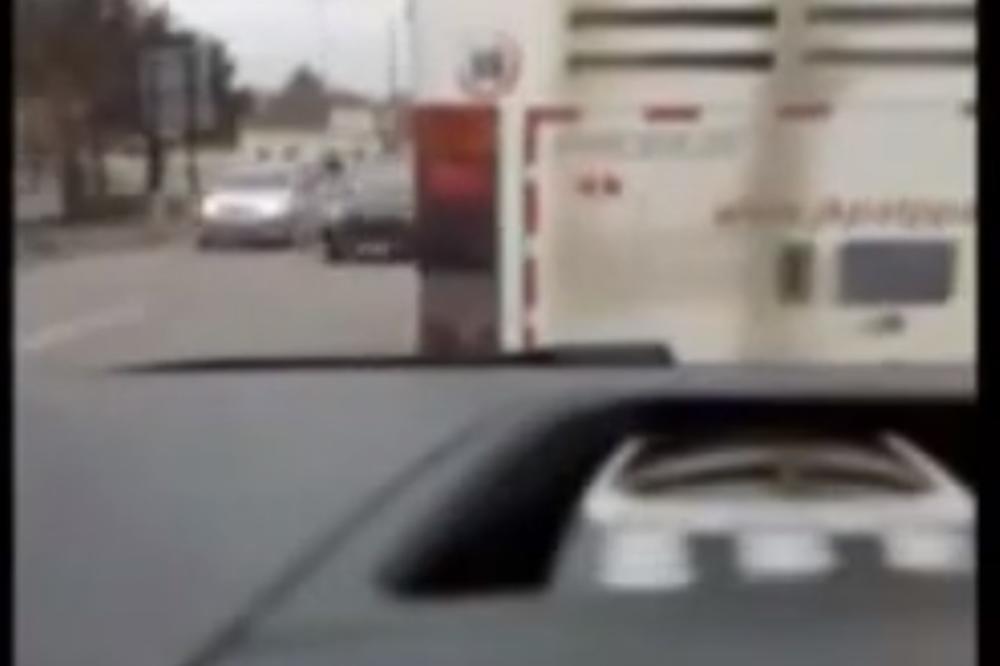 POMAHNITALI VOZAČ AUTOBUSA U PANČEVU! Da bi IZBEGAO CRVENO prelazi u suprotnu traku! (VIDEO)