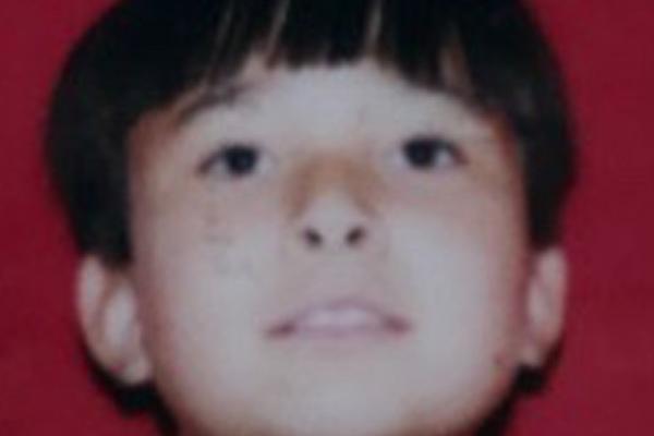 REKAO JE DA MU JE SUPRUGA UZELA SINA, A 20 GODINA KASNIJE SAZNALI SMO ISTINU! Ko je zapravo DEČAK ISPOD BILBORDA?