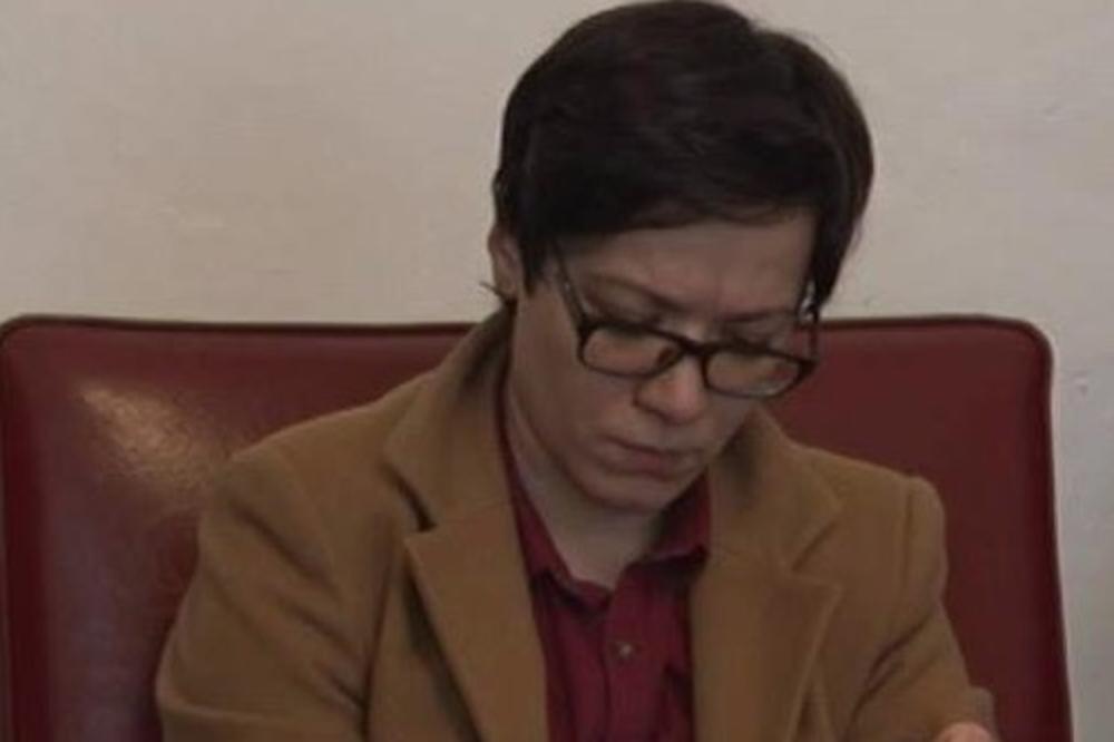 NIJE PROBLEM STRANKA, PROBLEM STE VI JER UMESTO GLAVE IMATE ZRNO GRAŠKA: Najiskrenije pismo botovima ikad!