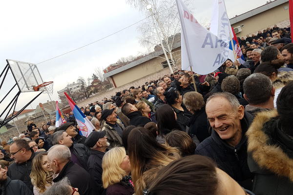 VUČIĆ U KOVINU: Razgovor s građanima, veliki broj izašao da ga pozdravi (FOTO) (VIDEO)