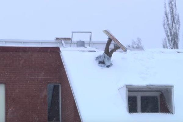 MAMURAN ODLUČIO DA SE SPUSTI NIZ KROV I TO SNOUBORDOM! Završilo se jako loše! (VIDEO)