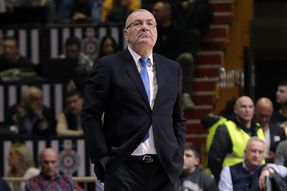 STAO I NEMO GLEDAO KA KLUPI ZVEZDE: Repeša nije mogao da veruje šta je Milan Tomić uradio na 26 razlike!