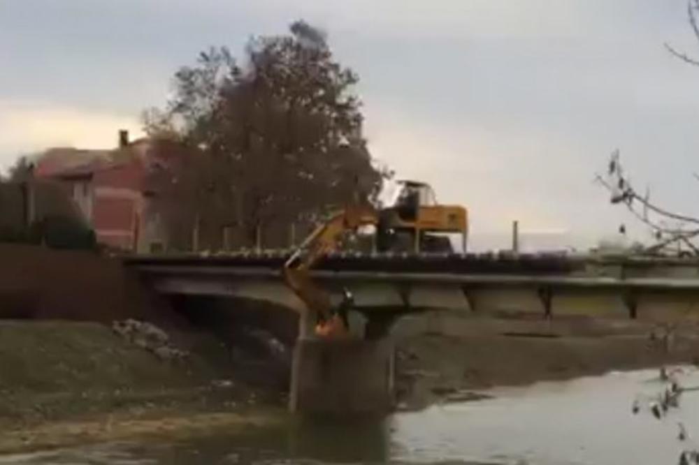 VARI MOST IZ KAŠIKE BAGERA, DOK MU ŽIVOT VISI O KONCU: Neka neko reaguje pre nego što radnici POGINU! (VIDEO)