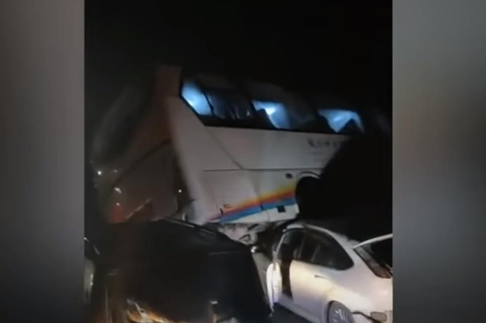 PREKO 100 AUTOMOBILA UČESTVOVALO U LANČANOM SUDARU! Prizori sa lica mesta su zastrašujući, ima i žrtava! (VIDEO)