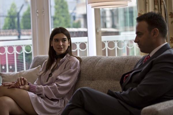 ONA JE PONOS DVE DRŽAVE! Britanski AMABASADOR priznao da OBOŽAVA Kosovo zbog OVE ŽENE