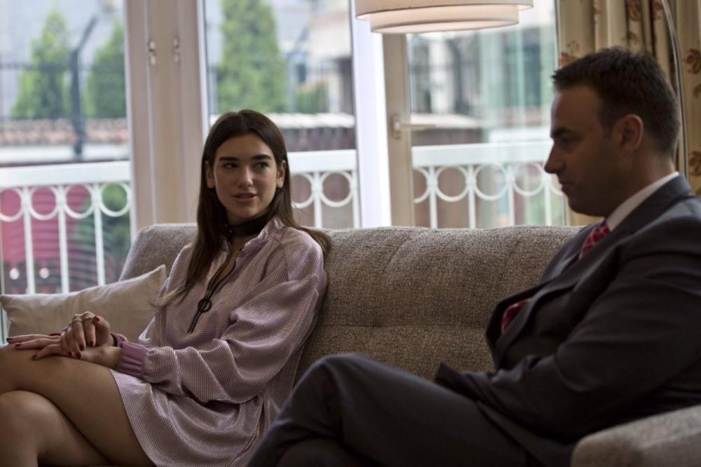 ONA JE PONOS DVE DRŽAVE! Britanski AMABASADOR priznao da OBOŽAVA Kosovo zbog OVE ŽENE