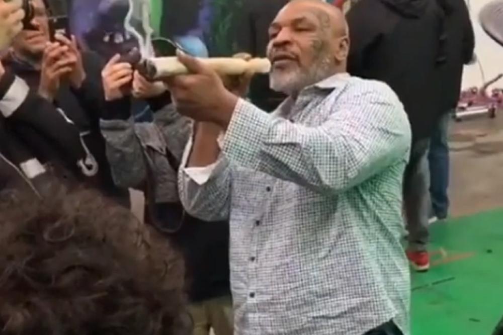 DUVAO JE I TOKOM KARIJERE: Majk Tajson usnimljen kako puši džoint od pola metra!