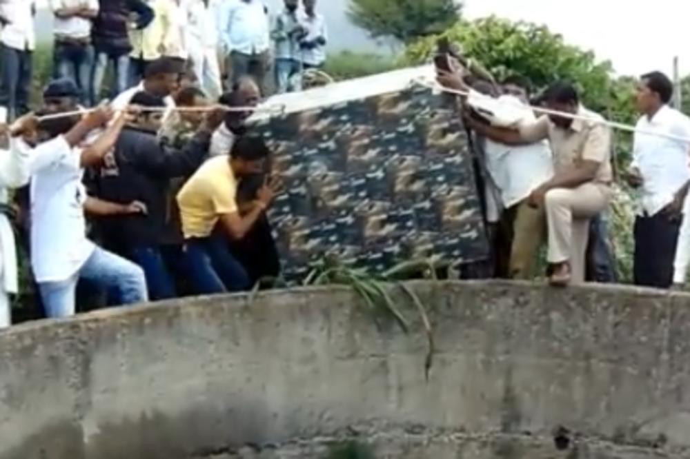 KADA SU POGLEDALI DOLE NISU VEROVALI ŠTA SE DEŠAVA: Spustili su kutiju u bunar i nadali se najboljem! (VIDEO)