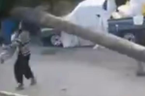 SAMO JE BOG SAČUVAO OVO DETE: Neverovatan snimak kruži internetom! (VIDEO)