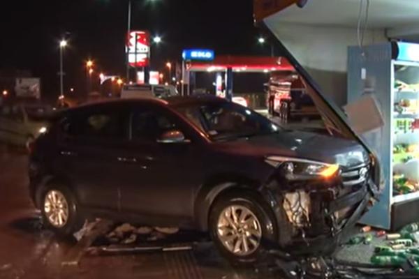 DŽIPOM ULETEO U PRODAVNICU, A ONDA JE NASTAO HAOS! Letele flaše i staklo, SVE POLUPANO (VIDEO)