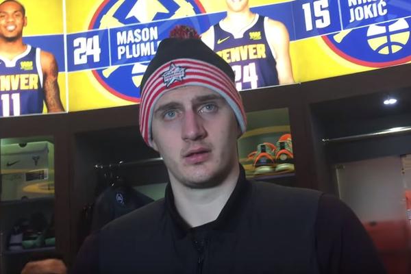 ON NI NE ZAKUCAVA, A KAMOLI DA IZVODI EGZIBICIJE: Jokić se smejao zbog Plamlijevog pokušaja da mu baci alej-up!