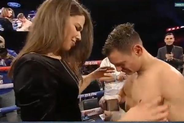 MOŽDA JE TREBALO DA SAČEKAŠ DA PROĐE EFEKAT NOKAUTA: Bokser sa razbijenim licem zaprosio devojku u ringu!