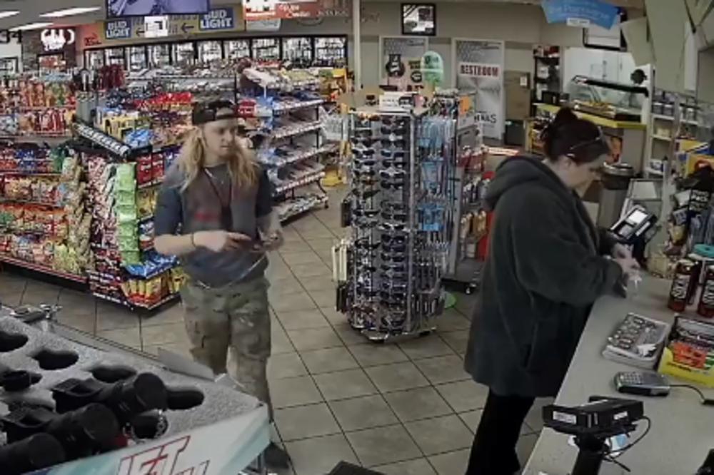 DOK JE STAJALA NA KASI, NIJE NI SLUTILA ŠTA JOJ SE DEŠAVA IZA LEĐA: Muškarac je uradio nešto SRAMNO! (VIDEO)