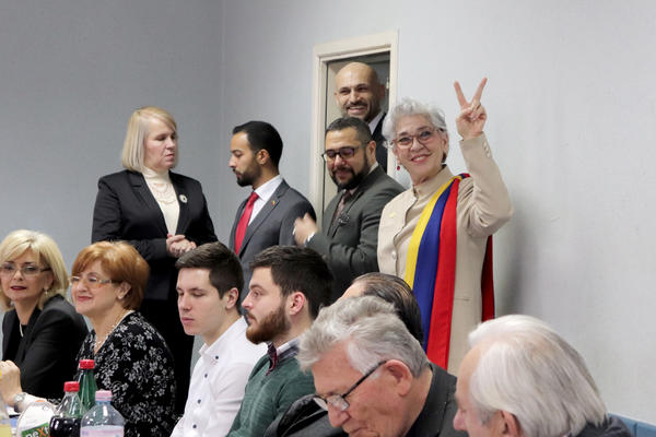 OTPRAVNICA POSLOVA AMBASADE VENECUELE LUMPUJE KOD ŠEŠELJA NA SLAVI! Kada je čula ovu pesmu krenulo je LUDILO