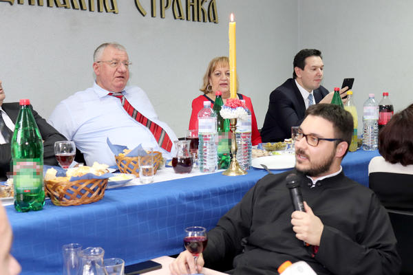 ČETNIČKOG MLADOG KAPETANA UBI BANDA PARTIZANA! Šešelj i sveštenik pevaju pesmu DRAŽINA DVA MOMKA, sve gori u Zemunu