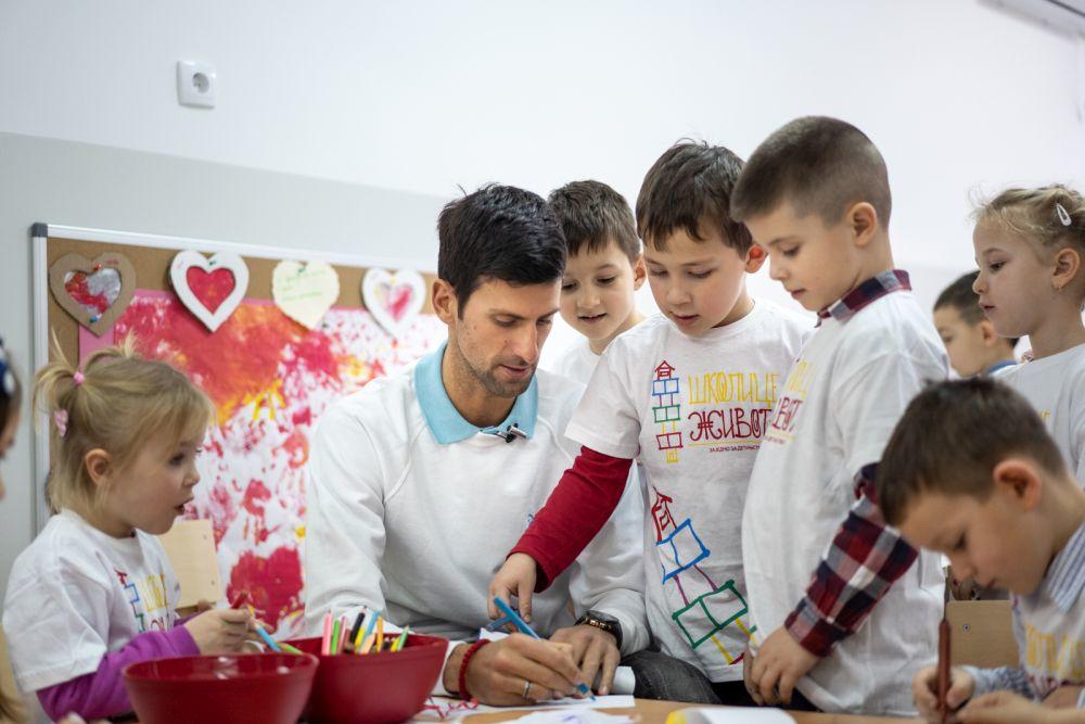 Novak Đoković se druži sa decom na otvaranju vrtića