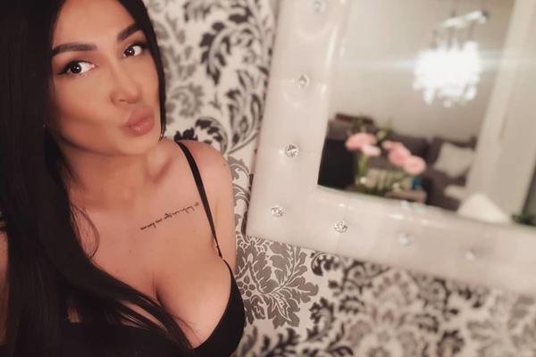 PEVAČICA U VRELOJ AKCIJI NA JAVNOM MESTU: Muž je čekao ispred toaleta dok je bila sa LJUBAVNIKOM unutra!