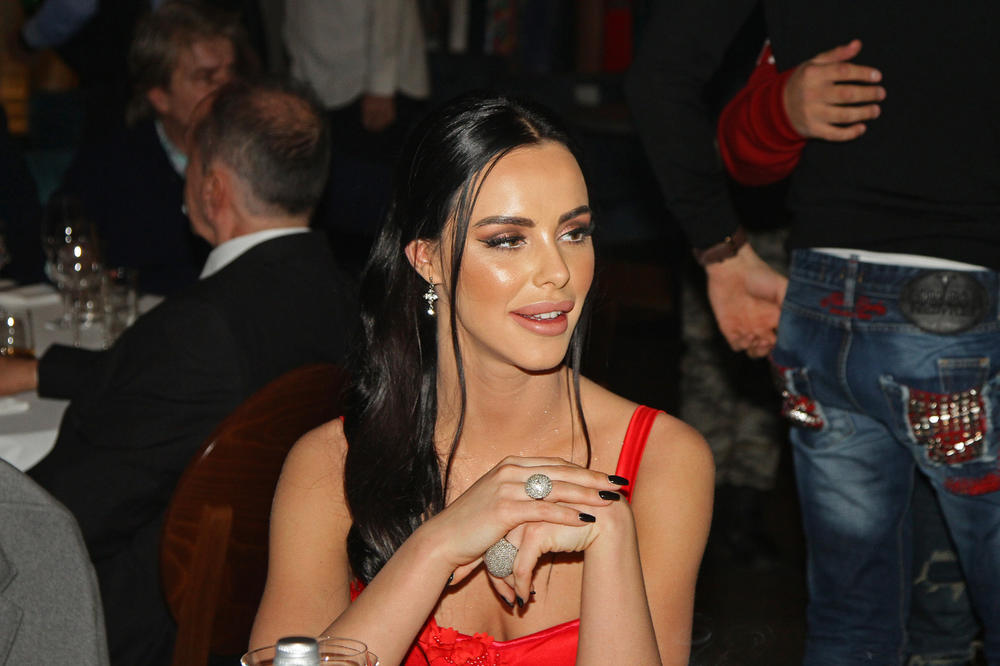 DEVOJKE, UČITE OD NJE! Evo kako je Bogdana zavela VELJKA i zašto je LUD ZA NJOM i ne zanima ga nijedna DRUGA