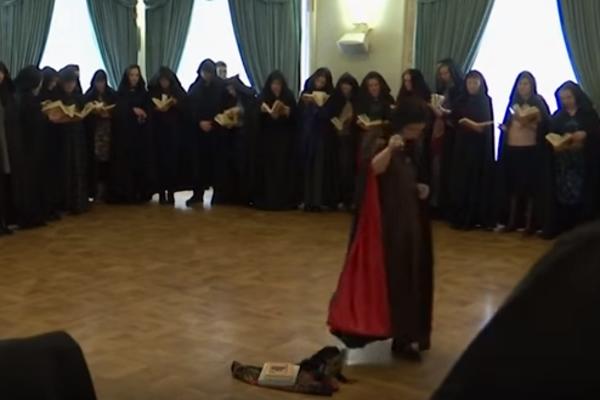 RUSKE VEŠTICE IZAZVALE BURU: Izvele obred kako bi ojačale Putina i proklele njegove neprijatelje (VIDEO)
