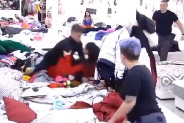 DAVID JE DAVIO ANU I URLAO! Jeziva TUČA u RIJALITIJU, obezbeđenje je jedva sklonilo Dragojevića od Koraćeve (VIDEO)