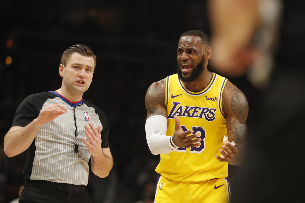 PONIŽENJE KAKVO LEBRON NIJE MOGAO NI DA SANJA! Dobio loptu kroz noge, pa povike od navijača: Kobi je bolji!!!