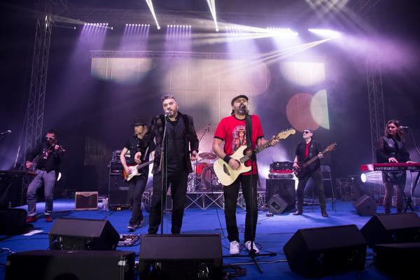 KAD LEGENDE SVIRAJU, A PUBLIKA HORSKI PEVA: Lijepa Alma zablistala u Skenderiji