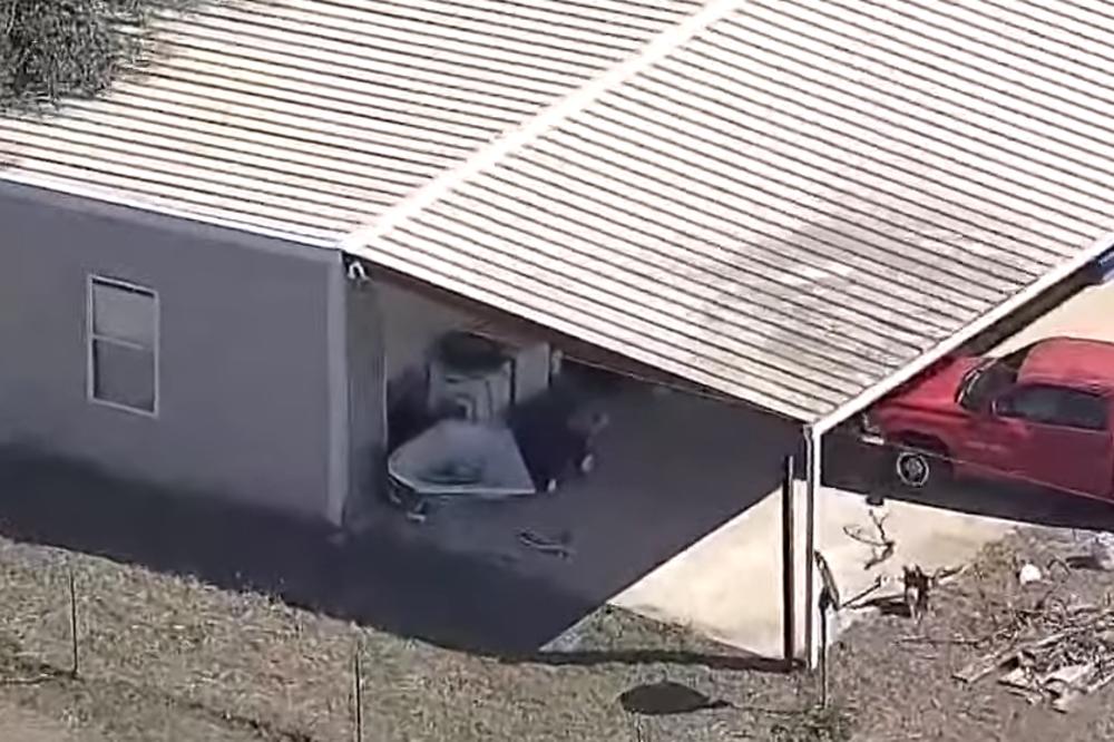 DECU SU DRŽALI U KAVEZIMA ZA PSE: Bila su gladna, žedna i prekrivena izmetom! (VIDEO)