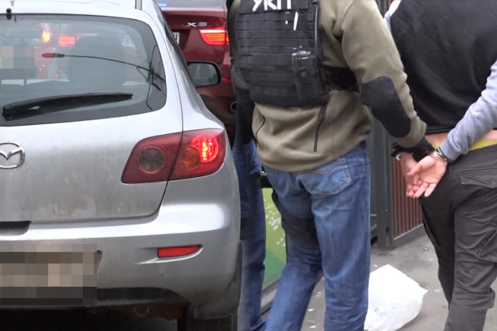 DROGU VREDNU 20.000.000 DINARA KRILI U MAZDI! Dve osobe uhapšene u Beogradu zbog PAKETA KOJI SU IM NAŠLI U KOLIMA