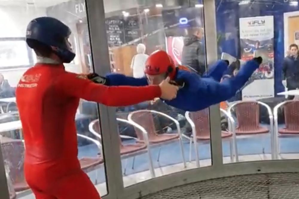 BAKA IMA 85 GODINA I U KOLICIMA JE ZBOG MULTIPLE SKELROZE: Ipak, ona svakog utorka skupi snagu i LETI! (VIDEO)