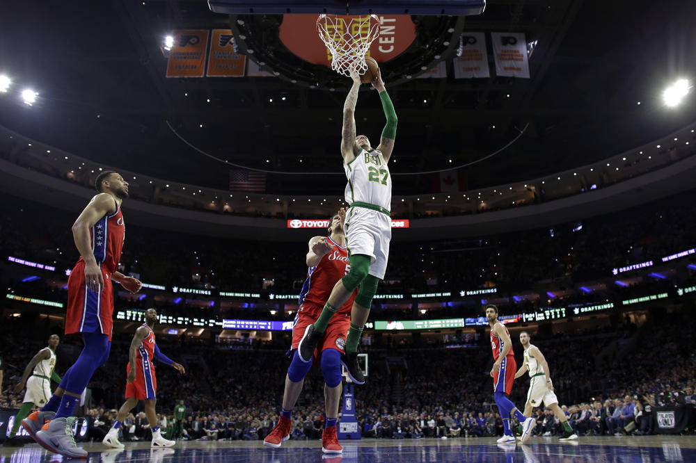 LUDNICA, DVOJICA SU MORALA DA RAZDVAJAJU BOBIJA I CENTRA NJUJORKA! Cela NBA liga priča o ovom događaju! (VIDEO)