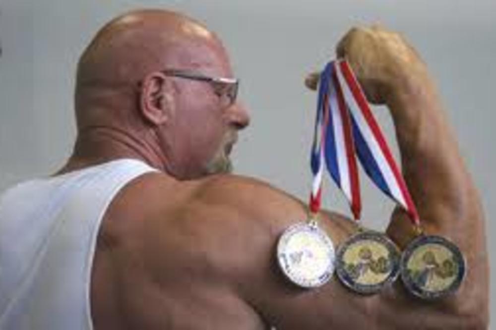 DEDA MONSTRUM OD 150 KG MIŠIĆA: Ovaj čovek ima 63 godine i ZASTRAŠUJUĆE JE I POGLEDATI GA! (VIDEO)